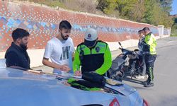 Denetime takılan ehliyetsiz sürücü ağabeyinin kimliğiyle uygulamayı atlatmak istedi