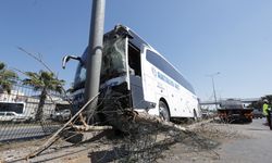 Direksiyonu kilitlenen yolcu otobüsü direğe çaptı: 1 yaralı