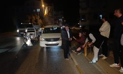 Ehliyetsiz elektrikli bisiklet otomobile çarptı; 1 yaralı