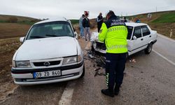Isparta’da iki otomobil çarpıştı