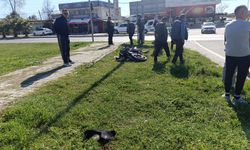 Kırmızı ışık ihlali yapan motosiklet kamyonetle çarpıştı