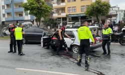 Peşine takılan polislerden kurtulmak için ters yönden kaçınca kaza kaçınılmaz oldu
