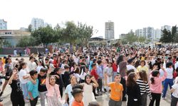 Şenlik gibi bayramlaşma: Bin 200 öğrenci birbiriyle bayramlaştı