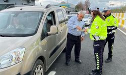 Trafik polisleri bayramda tatlı molası verdi