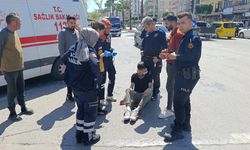 Yasağa rağmen 'U' dönüşü yapan otomobile motosiklet çarptı: 2 yaralı