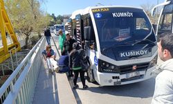 Yolcu minibüsü, otomobile çarptı 2'si Alman uyruklu turist 3 yolcu yaralandı