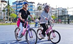 50 yaşında bisiklet sürmeyi öğreniyorlar