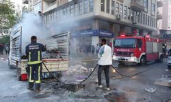 Alev alev yanan kamyonete vatandaşlar müdahale etti