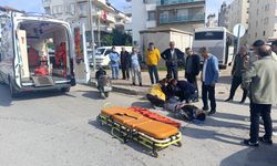 Antalya'da hafif ticari araç motosikletle çarpıştı; 2 yaralı
