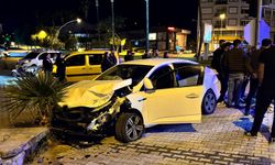 Antalya'da kırmızı ışık ihlali kazayı beraberinde getirdi; 2'si çocuk 4 yaralı