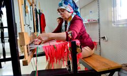 Mersin’de ayakkabı bağcıkları renkli çantalara dönüşüyor