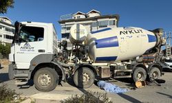 Beton mikserin altında kalan bisikletli hayatını kaybetti