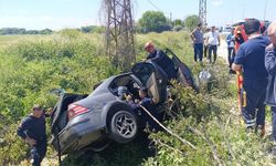 Bariyerlere çarpıp kanala devrildi, ters dönen araçtan sağ kurtuldular