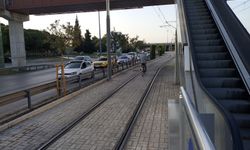 Antalya’nın tramvay hattında tehlikeli yolculuk… Hayatını hiçe saydı