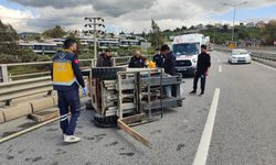 Devrilen forkliftin altında kalan işçi yaralandı