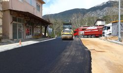 Antalya Büyükşehir Belediyesi’nden Gündoğmuş’a sıcak asfalt