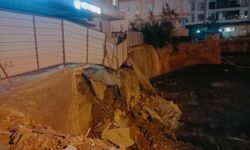 Alanya'da bir inşaatın koruma duvarı yıkıldı