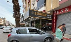 Kontrolden çıkan araç kafeye daldı