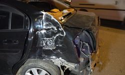 Direksiyon hakimiyetini kaybeden otomobil sürücü bariyerlere çarptı