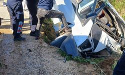 Serik’te minibüs şarampole devrildi