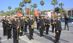 Marmaris’te 23 Nisan coşkusu çelenk sunma töreniyle başladı