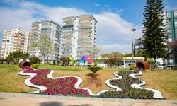 Mersin rengarenk çiçeklerle baharı karşılıyor