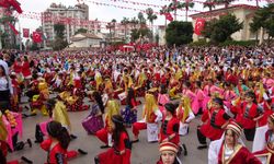 Mersin'de 1923 öğrenci halk oyunları gösterisi sundu