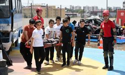 Mersin'de çocuklar bir günlüğüne itfaiyeci oldu