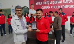 Milli atıcı Yusuf Dikeç, genç sporculara hediyeler dağıttı