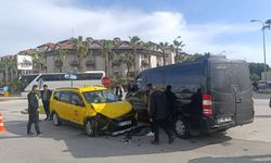 Minibüs ile ticari taksi kavşakta çarpıştı