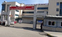 Eşinin cansız bedenini teşhis için geldi, demirlere yaslanıp gözyaşı döktü