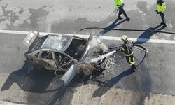 Denizli-Aydın Otoyolunda yanan otomobil metal yığınına döndü