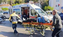 Otomobilin aynasına çarpan motosiklet park halindeki aracın altına girdi: 1 yaralı