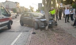 Gazipaşa’da otomobille ağaca çarptı, araçtaki yaralıları bırakıp kaçtı