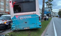 Refüje çıkan halk otobüsü ile servis çarpıştı
