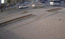 Sahipsiz köpekten korkarak yola fırlayan çocuğa motosiklet çarptı