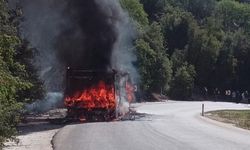 Seyir halindeyken alev alev yanan halk otobüsünden geriye demir yığını kaldı