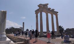Side turizm sezonunun açılmasıyla turist akınına uğradı