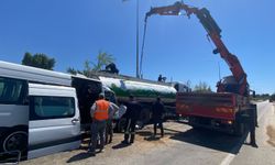 Tur minibüsü ile su tankerine çarpıştı, sıkışan sürücü 3 saatte kurtarıldı