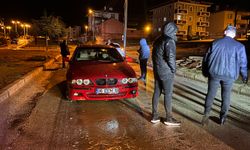 Yalvaç'ta çukura düşen otomobildeki 2 çocuk yaralandı