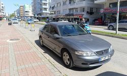 Yaya otomobilin aynasına çarparak yaralandı