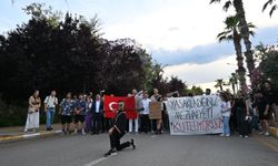 Akdeniz Üniversitesi'nde öğrencilerden rektörlük önünde mezuniyet... Milletvekillerinden öğrencilere büyük destek