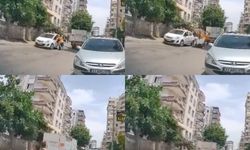 Elektrikli bisikletle otomobile çarptılar... Kameralar saniye saniye kaydetti