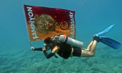 Fethiye’de dalgıçlardan deniz altında şampiyonluk kutlaması