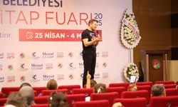 Varol Yaşaroğlu, Kepez Kitap Fuarı’nda okurlarıyla buluştu