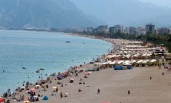 Antalya sahillerinin keyfini tatilciler çıkardı