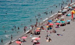 Antalya'da sınav yorgunluğunu denize girerek attılar