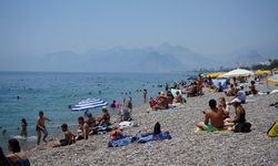 Bayramın ilk günü Antalya sahilleri doldu! Tatilciler serin sulara koştu