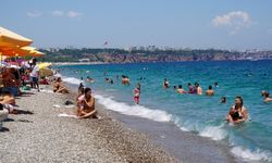 Antalya'da sıcaktan bunalanlar denize koştu