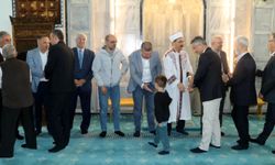 Burdur'da protokol üyeleri Ulu Cami'de bayramlaştı